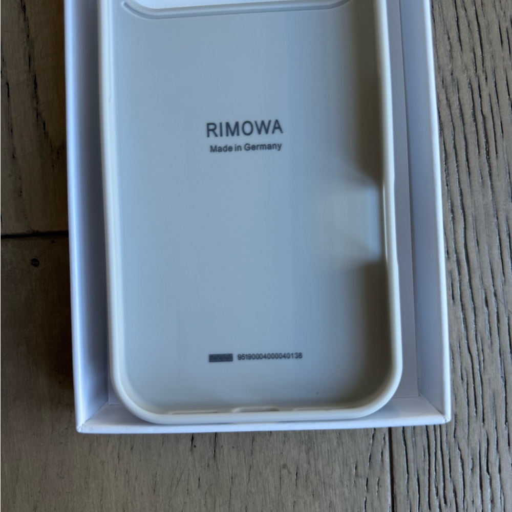 Rimowa iPhone case Aluminum iPhone 17 pro - Picture 5 of 9